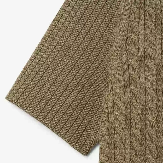Runway-Pullover mit Zopfmuster und Poloshirt-Kragen Runway-Pullover mit Zopfmuster und Poloshirt-Kragen