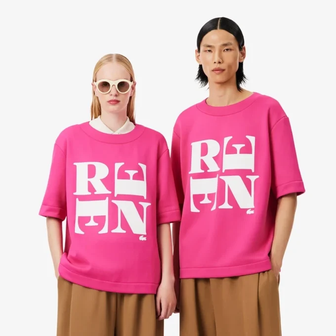 Runway Satin T-Shirt mit Grafik Runway Satin T-Shirt mit Grafik