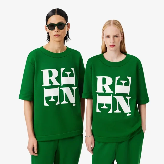Runway Satin T-Shirt mit Grafik Runway Satin T-Shirt mit Grafik