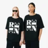 Runway Satin T-Shirt mit Grafik Runway Satin T-Shirt mit Grafik