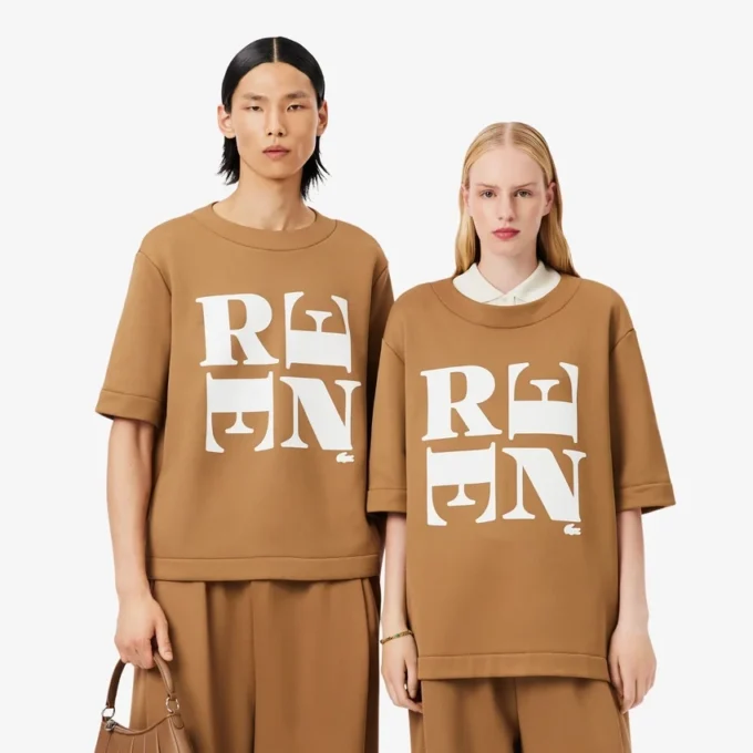 Runway Satin T-Shirt mit Grafik Runway Satin T-Shirt mit Grafik