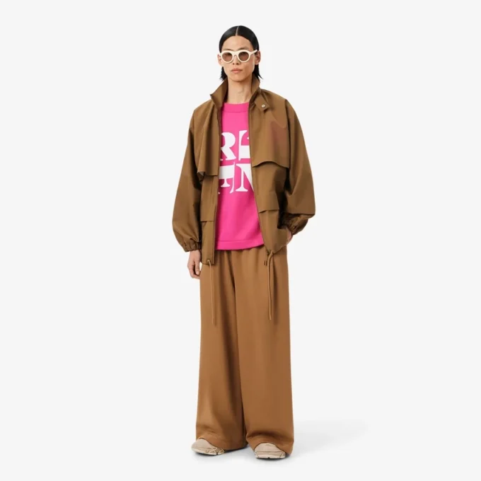 Runway Satin T-Shirt mit Grafik Runway Satin T-Shirt mit Grafik