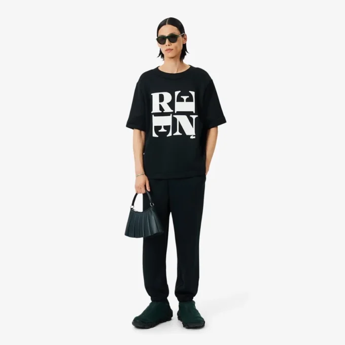 Runway Satin T-Shirt mit Grafik Runway Satin T-Shirt mit Grafik