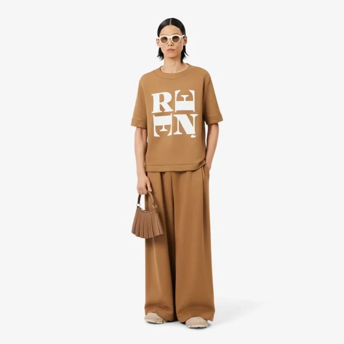 Runway Satin T-Shirt mit Grafik Runway Satin T-Shirt mit Grafik