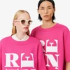Runway Satin T-Shirt mit Grafik Runway Satin T-Shirt mit Grafik