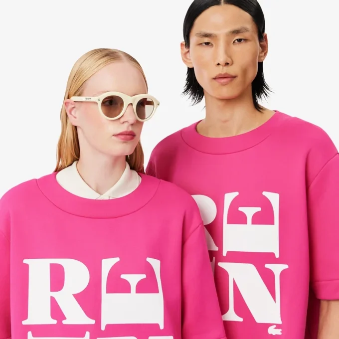 Runway Satin T-Shirt mit Grafik Runway Satin T-Shirt mit Grafik
