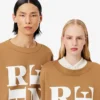 Runway Satin T-Shirt mit Grafik Runway Satin T-Shirt mit Grafik