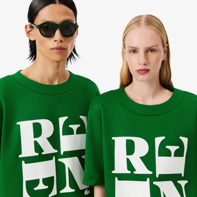 Runway Satin T-Shirt mit Grafik Runway Satin T-Shirt mit Grafik