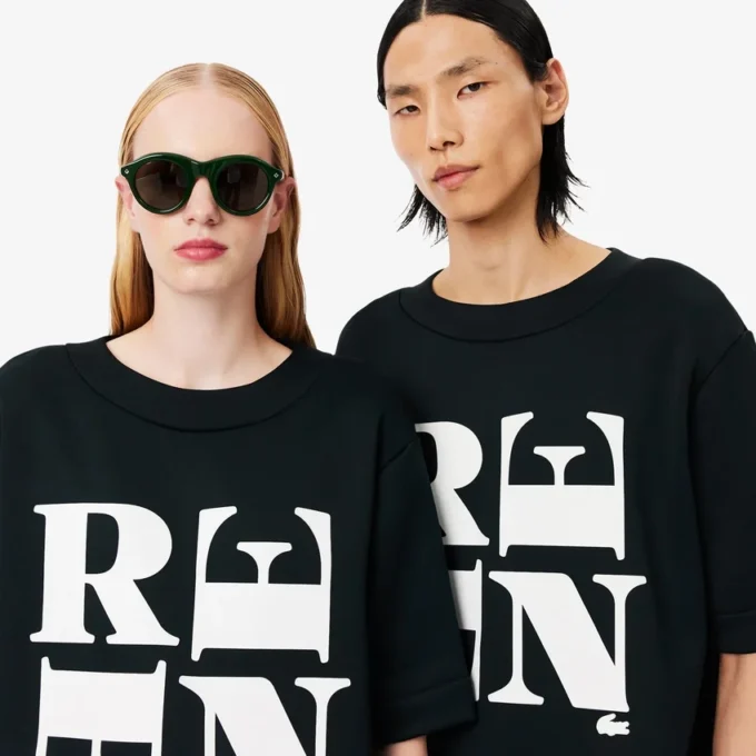 Runway Satin T-Shirt mit Grafik Runway Satin T-Shirt mit Grafik