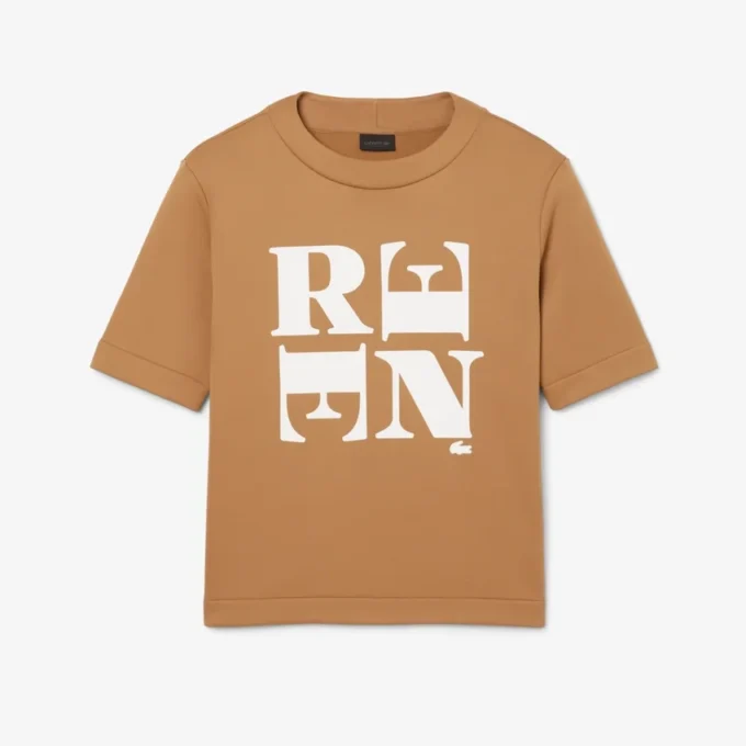 Runway Satin T-Shirt mit Grafik Runway Satin T-Shirt mit Grafik