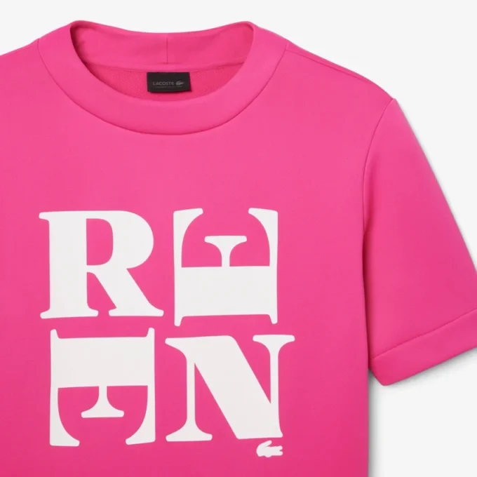 Runway Satin T-Shirt mit Grafik Runway Satin T-Shirt mit Grafik
