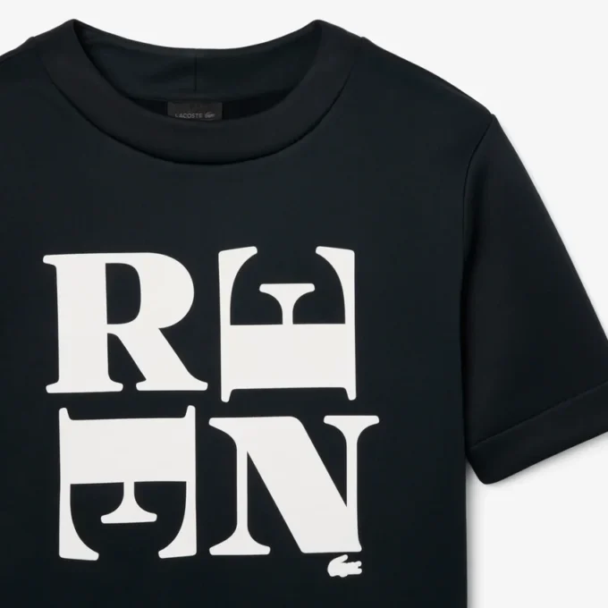 Runway Satin T-Shirt mit Grafik Runway Satin T-Shirt mit Grafik