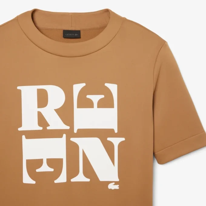 Runway Satin T-Shirt mit Grafik Runway Satin T-Shirt mit Grafik