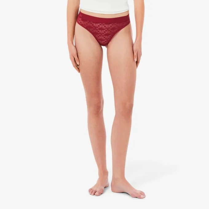 String-Slip mit Logo und Spitzenbesatz String-Slip mit Logo und Spitzenbesatz