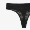 String-Slip mit Logo und Spitzenbesatz String-Slip mit Logo und Spitzenbesatz