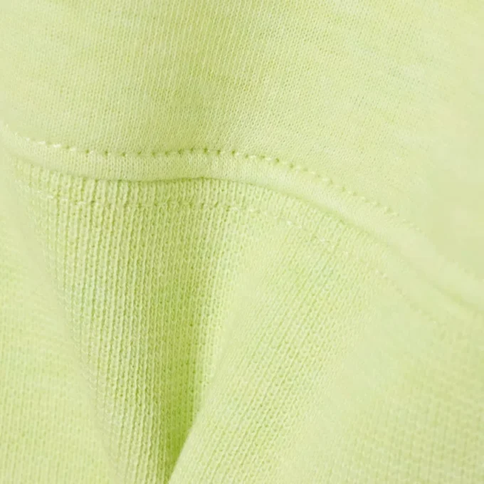 Sweatshirt mit kurzen Ärmeln und normaler Passform Sweatshirt mit kurzen Ärmeln und normaler Passform