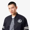 Wasserabweisende Bomberjacke für Herren mit gesticktem Emblem Wasserabweisende Bomberjacke für Herren mit gesticktem Emblem