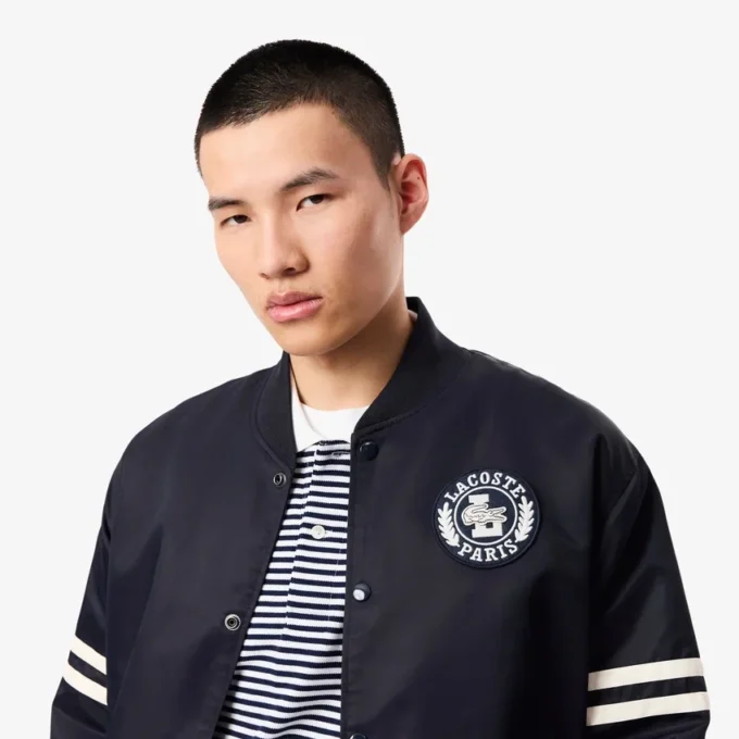 Wasserabweisende Bomberjacke für Herren mit gesticktem Emblem Wasserabweisende Bomberjacke für Herren mit gesticktem Emblem
